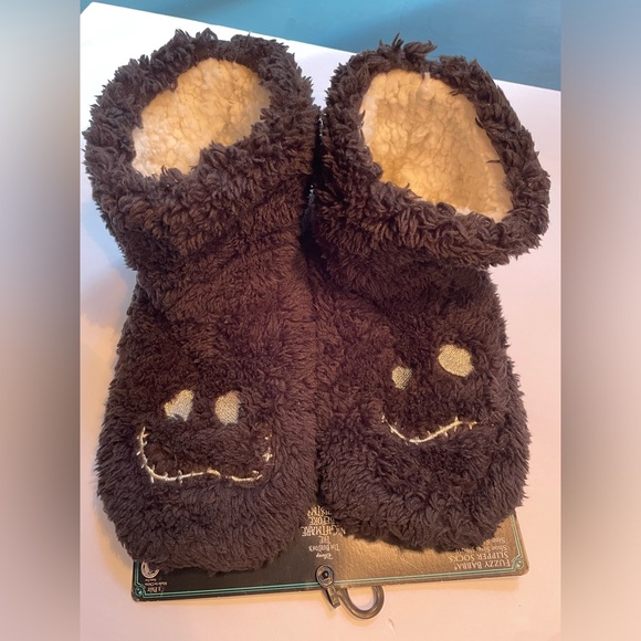 Walt Disney: Nightmare Before Christmas; Fuzzy Babba Slippers
Sm/med
5.5-7.5
NWT - Picture 1 of 9